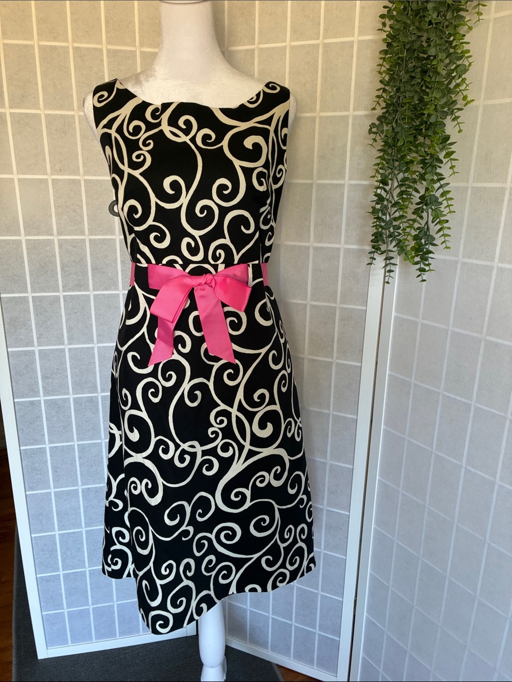 Jessica Howard Sleeveless A-line Fitted Dress in Black, White, & Pink, Size 12.